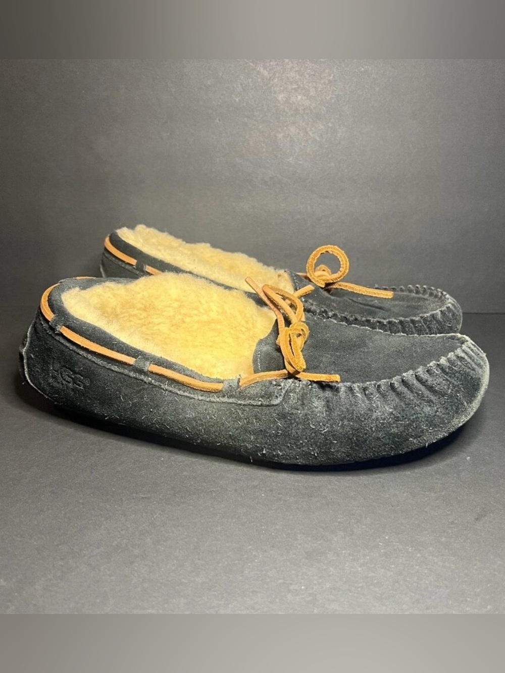 Ugg Australia #5296 Women's Dakota Black Sheepskin Leather Moccasins Slippers 6